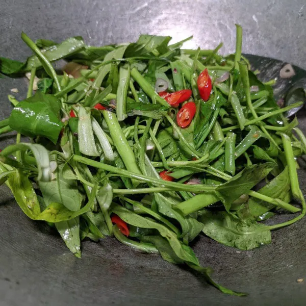 Masukkan kangkung, tambahkan secukupnya garam, kaldu bubuk, lada bubuk, saos tiram dan air (jika ingin berkuah). Aduk rata.
