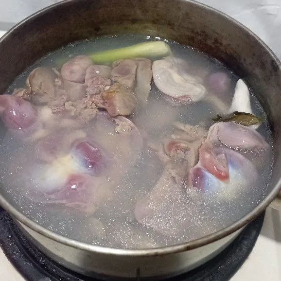 Panaskan air. Tambahkan garam, daun salam, dan serai. Setelah air mendidih, masukkan ampela hati. Masak kurang lebih 10 menit. Tiriskan.