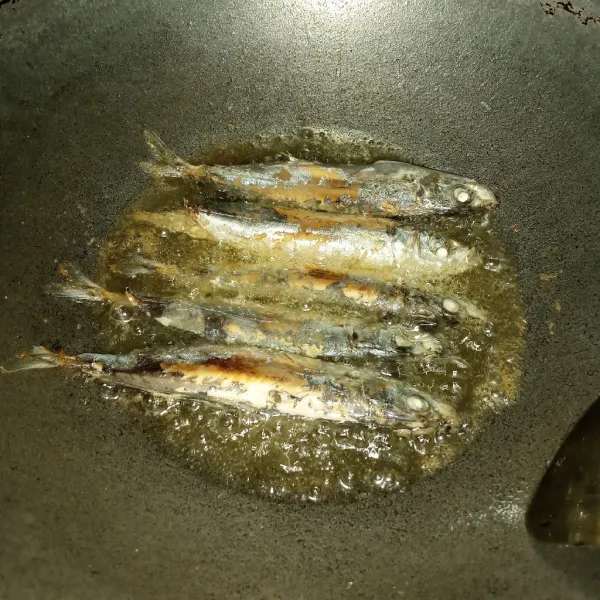 Panaskan minyak secukupnya, goreng ikan sebentar saja, angkat dan sisihkan.