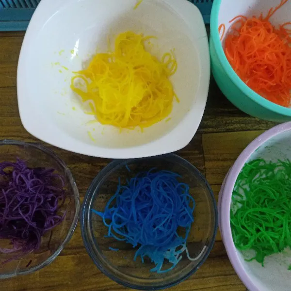 Bagi bihun menjadi beberapa bagian kemudian masing-masing beri pewarna makanan sesuai dengan selera.