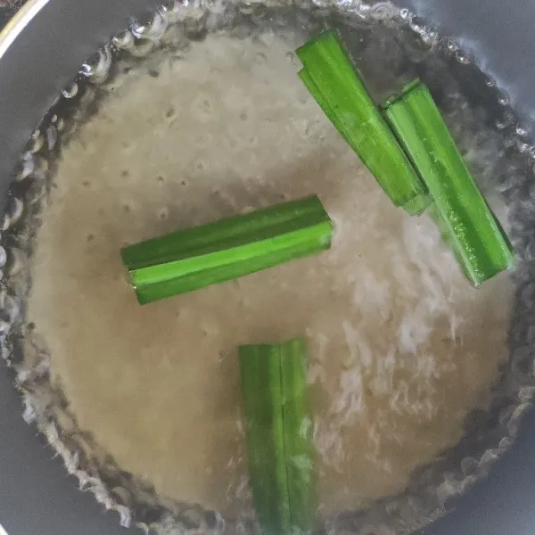Masukan air, daun pandan dan gula kedalam panci