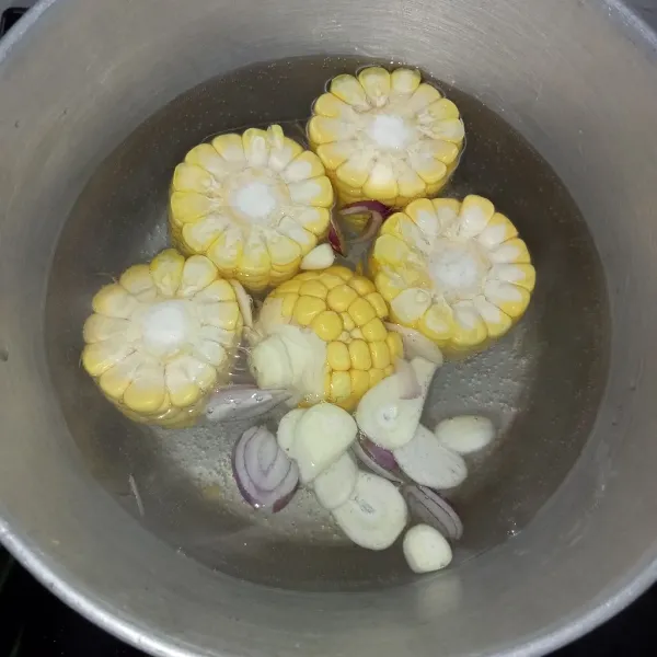 Rebus air hingga mendidih, masukkan jagung dan bawang aduk rata.