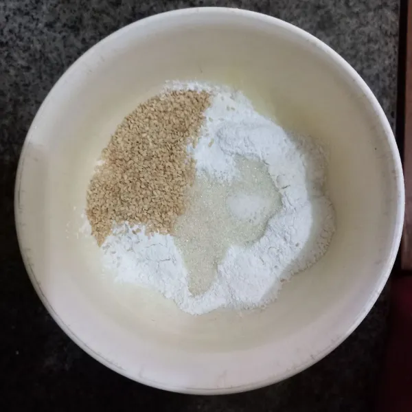 Dalam wadah campur tepung beras, tepung terigu, garam, vanili bubuk dan gula pasir, aduk rata.