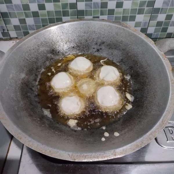 Kemudian masukkan ke dalam minyak goreng yang telah di panaskan terlebih dahulu. Goreng dengan api sedang hingga kekuningan.
