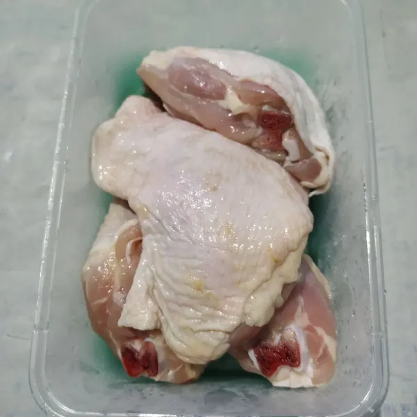 Cuci bersih ayam lalu balur dengan bumbu marinasi. Diamkan selama 1 jam.