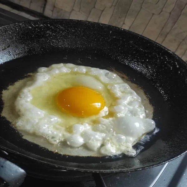 Goreng telur setengah matang satu persatu,tambahkan garam. Angkat, sisihkan