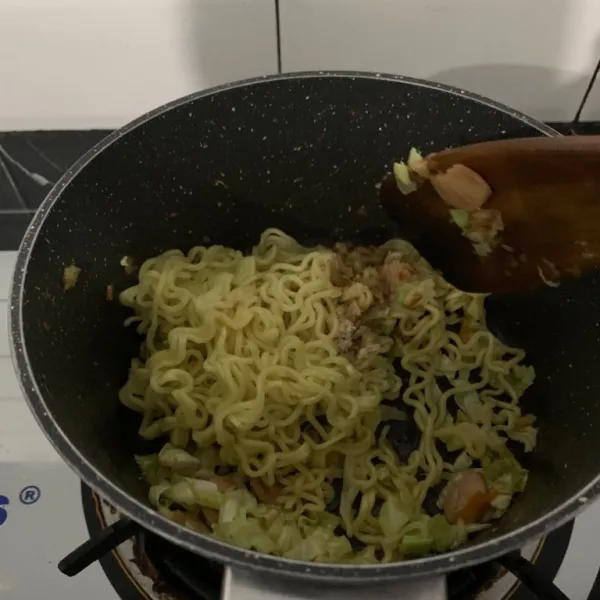 Masukkan mie dan semua bumbu mie, kecap, dan saus sambal.