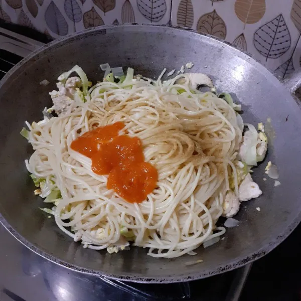 Tambahkan spaghetti, semua bumbu, dan sekitar 100 ml air sisa rebusan.