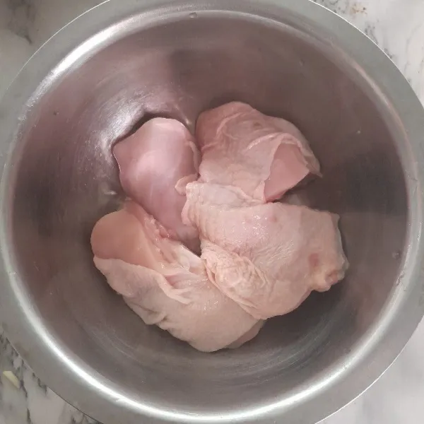 Siapkan ayam, tiriskan.