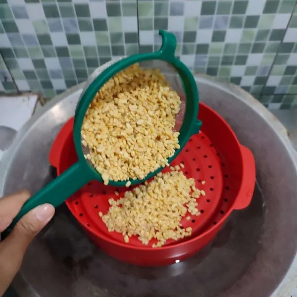 Setelah di rendam 2 jam, bilas kembali kacang ijo hingga bersih, kemudian kukus selama 20 menit hingga empuk.