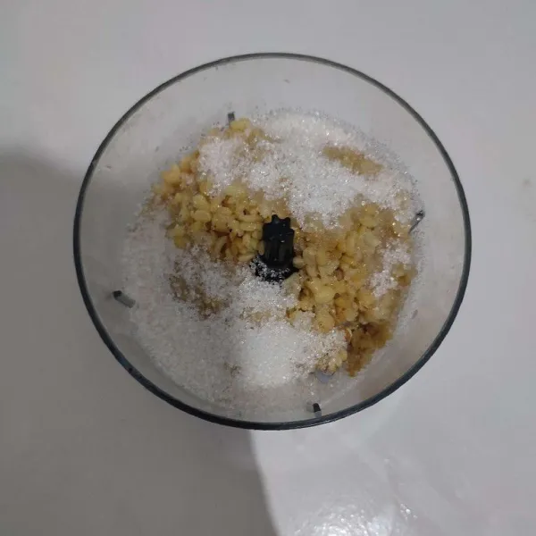 Selagi hangat, masukkan kacang ijo ke dalam chopper, beri gula, garam serta vanila cair. Kemudian chopper hingga halus.