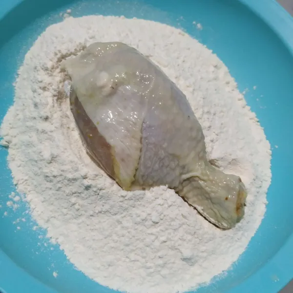 Gulingkan ayam di tepung kering, cubit dan pijat ayam. Ulangi langkah 3 dan 4 hingga dua kali agar kulit crispy lebih tebal.