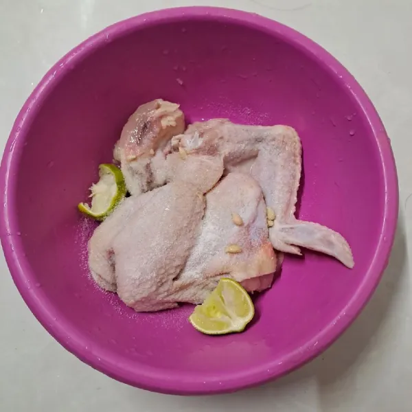Beri ayam perasan air jeruk nipis dan garam. Biarkan selama 10 menit. Lalu gosok-gosok, bilas air sampai bersih lalu tiriskan.