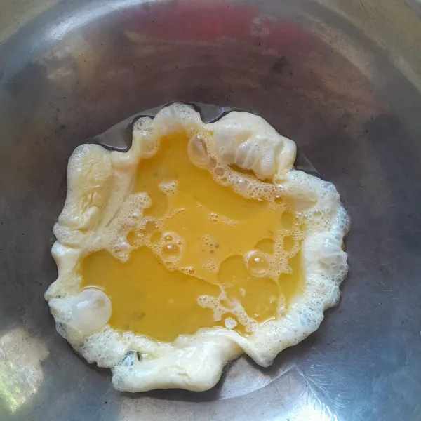 Panaskan secukupnya minyak dalam wajan, kemudian masukkan telur. Kemudian orek-orek telur.