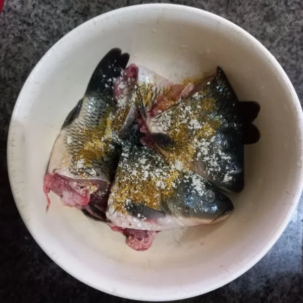 Beri bumbu ikan goreng instan, merica bubuk dan garam aduk rata dan diamkan minimal 30 menit.