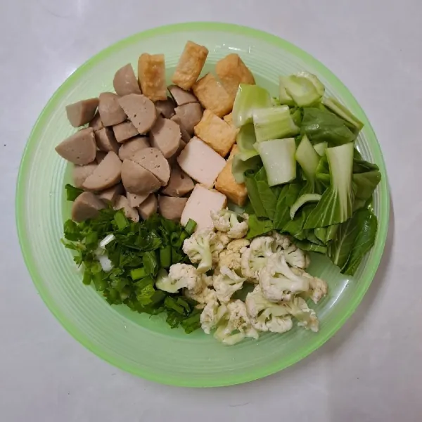 Siapkan bahan isian.