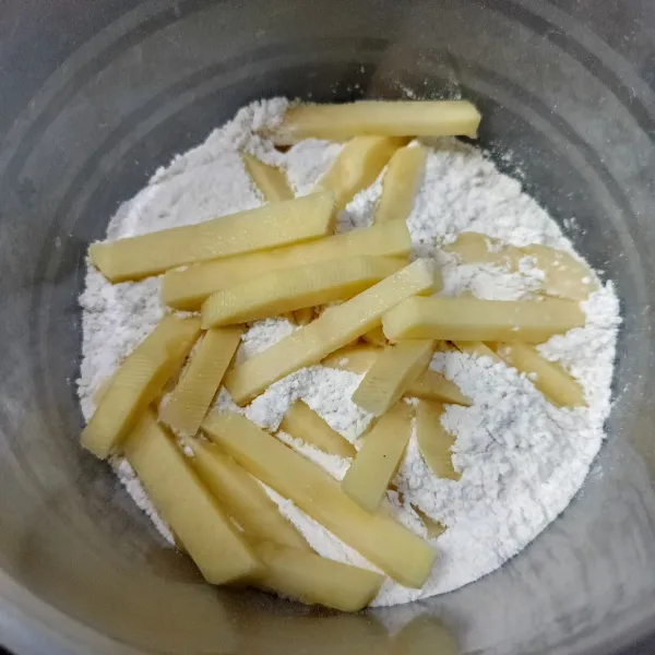 Masukkan kentang ke dalam tepung serbaguna, guncang-guncangkan sampai kentang terbaru tepung.