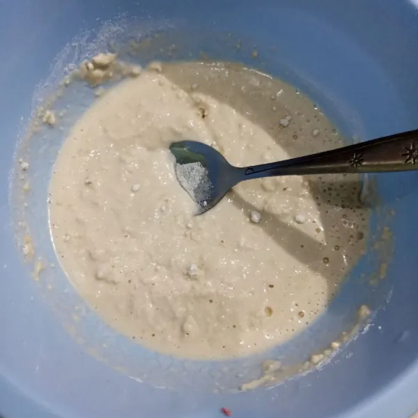 Campur tepung bakwan dengan air, aduk rata.