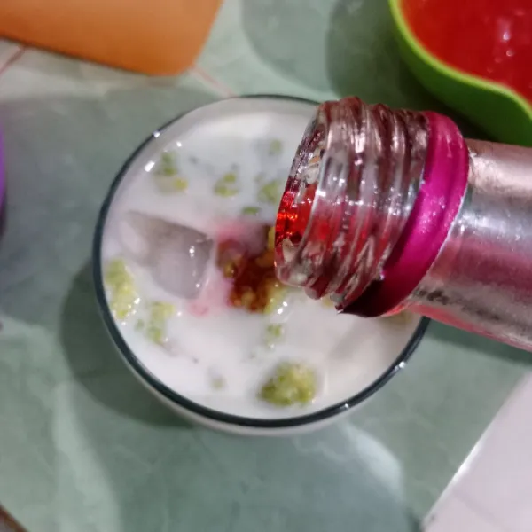 Tuang sirup coco pandan. Aduk sebelum disajikan.