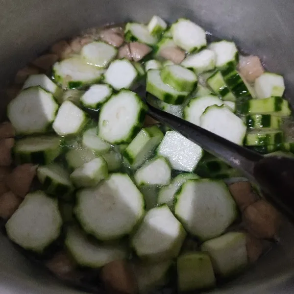 Tambahkan sayur oyong, beri garam, penyedap rasa dan pada secukupnya.