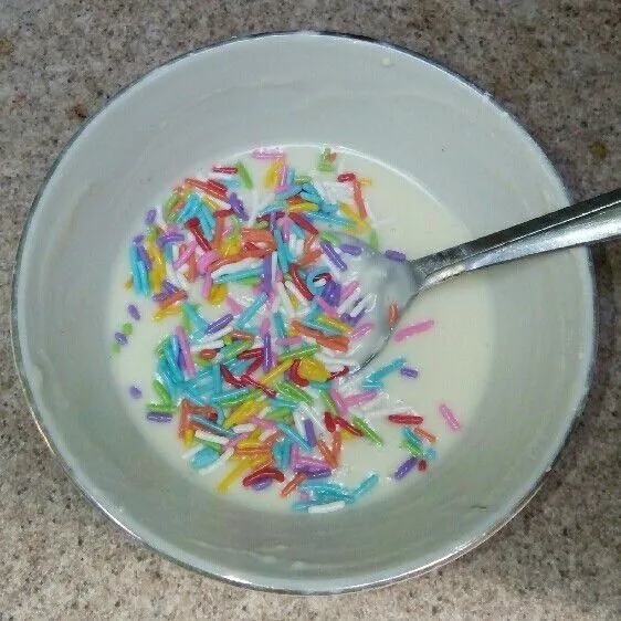 Masukkan meses warna-warni.