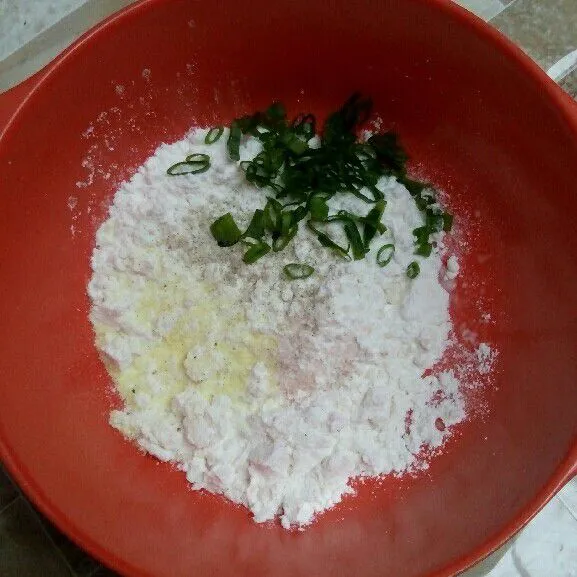 Masukkan tepung terigu, tepung maizena, tepung beras, penyedap rasa, garam himalaya, lada bubuk, dan daun bawang.