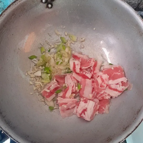 Panaskan minyak babi, tumis daun bawang, bawang putih dan beef slice.