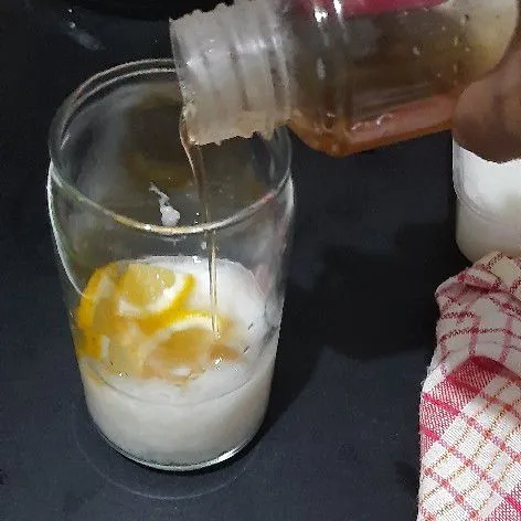 Tambahkan irisan lemon dan simpel sirup