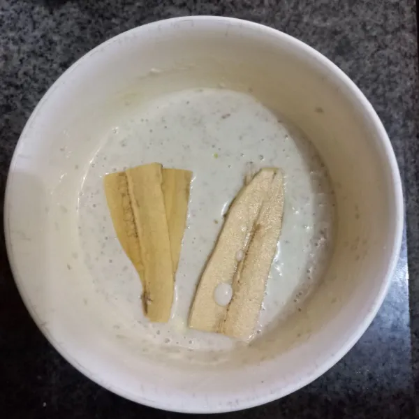 Celupkan pisang pada adonan tepung.