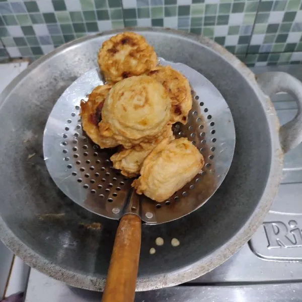 Angkat, kemudian tiriskan minyaknya.