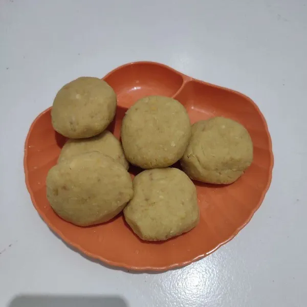 Ambil sedikit adonan kemudian bulat-bulatkan sesuai selera.