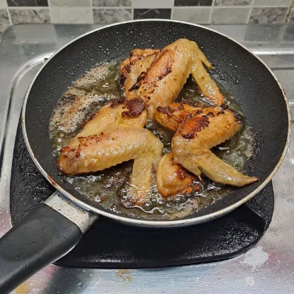 Panaskan minyak goreng secukupnya dengan api kecil. Goreng sayap ayam sampai matang. Angkat dan sajikan.