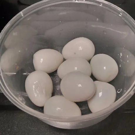 Rebus telur puyuh kemudian kupas sampai bersih.
