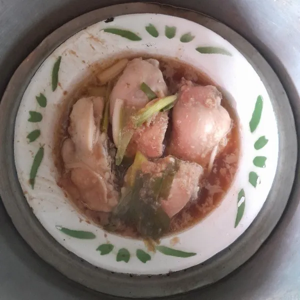 Kukus selama 20 menit hingga ayam matang dan mengeluarkan sarinya. Sajikan hangat dengan taburan bawang putih goreng.