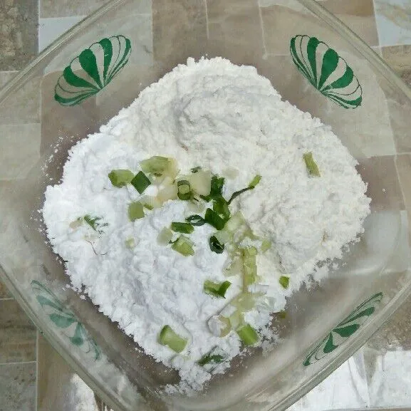 Masukkan irisan daun bawang.