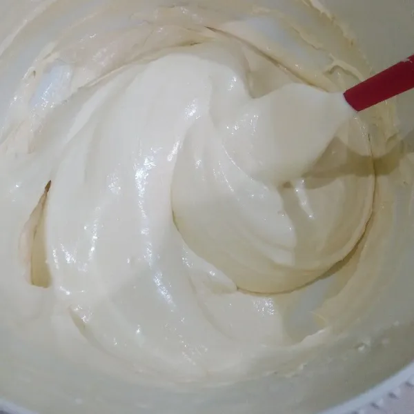 Mixer telur, gula, dan SP hingga kental berjejak lalu masukkan tepung, bubuk fibercreme, dan maizena. Mixer rata dengan kecepatan rendah, terakhir masukkan margarin cair, aduk balik dengan spatula.
