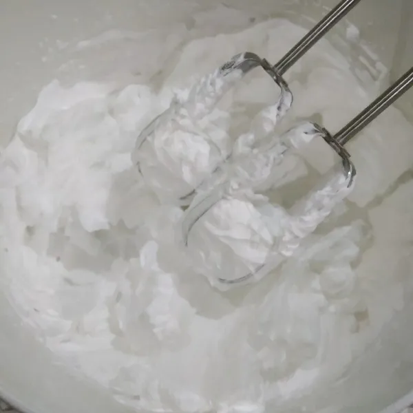 Mixer whip cream cair hingga kental, pindahkan ke dalam piping bag, sisihkan.