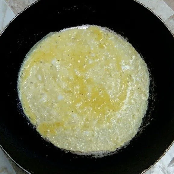 Dadar telur, kemudian potong menjadi 4 bagian, sisihkan.