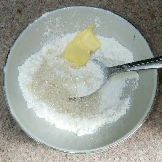 Tambahkan gula, garam dan margarin.