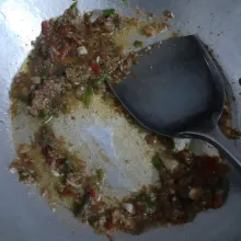 Panaskan minyak sayur dengan api sedang dan tumis bumbu halus hingga tidak berbau langu.