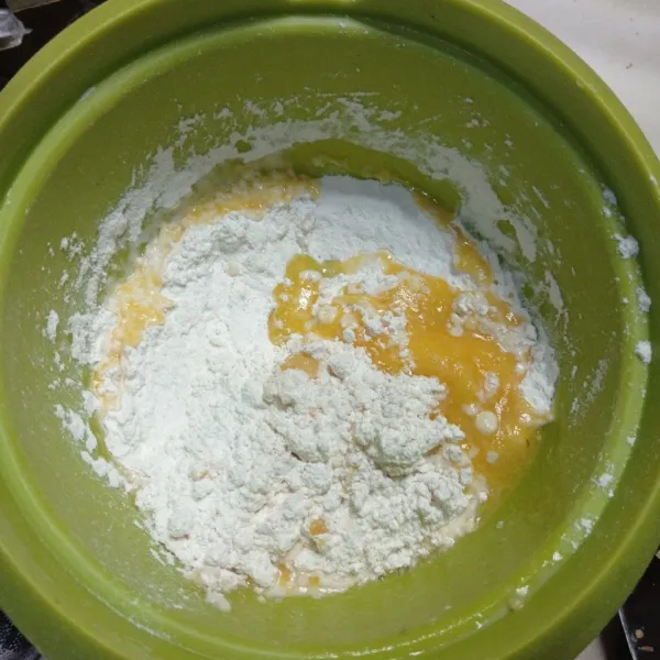 Masukkan tepung terigu, margarin leleh, garam, minyak goreng dan air