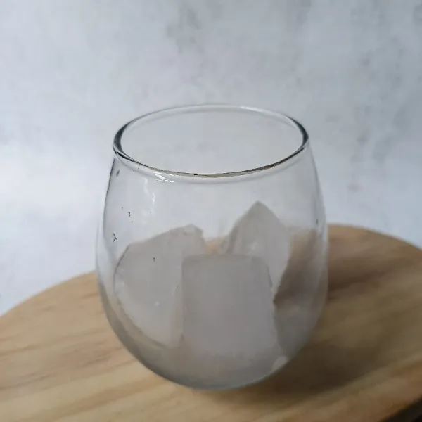 Siapkan gelas dan masukkan es batu secukupnya.