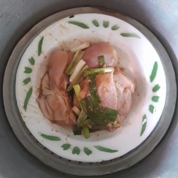 Siapkan kukusan, pindahkan ayam yang sudah dimarinasi ke dalam wadah tahan panas.