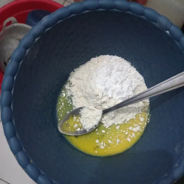 Campurkan tepung tapioka, tepung terigu dan telur.