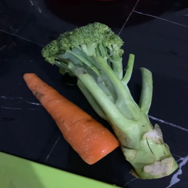 Siapkan brokoli dan wortel lalu potong sesuai selera