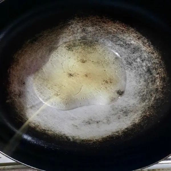 Nyalakan kompor lalu panaskan minyak dalam wajan