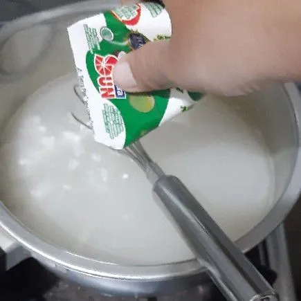 Masak jelly sesuai petunjuk dalam kemasan, dan tambahkan santan masak hingga mendidih sambil di aduk rata, matikan api.