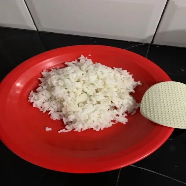 Siapkan nasi putih