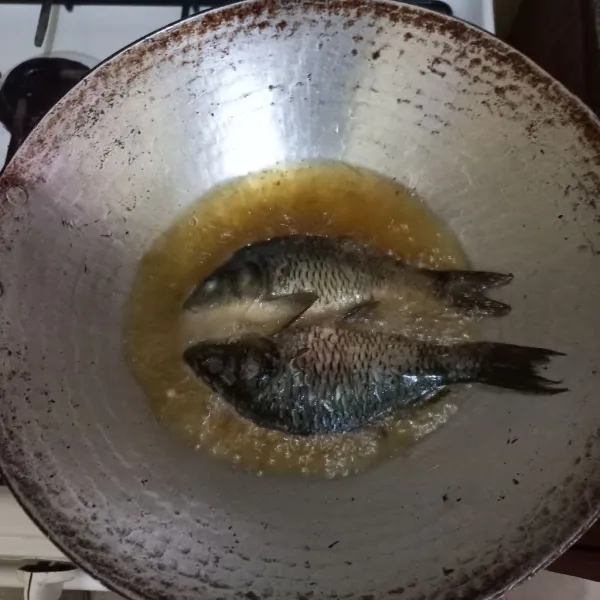 Goreng ikan hingga matang.