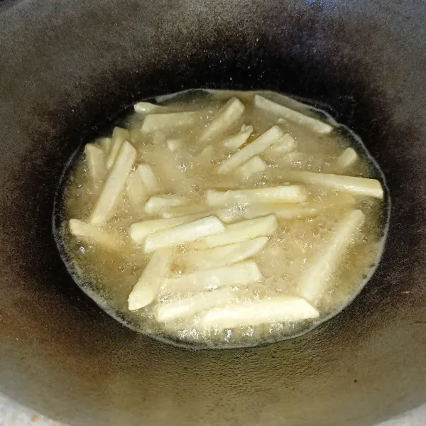 Panaskan minyak sampai benar-benar panas, kemudian masukkan kentang dan goreng sampai matang dan sedikit kecoklatan.